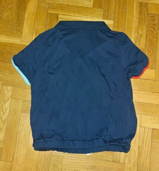 Polo Moschino azul con detalles rojos