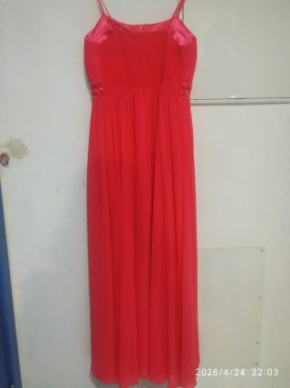 Vestido de fiesta rojo con pedrería