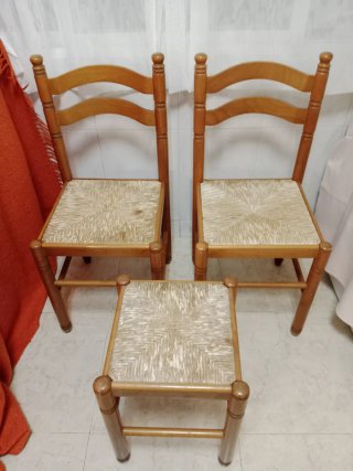 Conjunto 2 sillas y taburete madera
