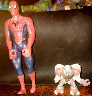 Muñecos Spiderman y Robot