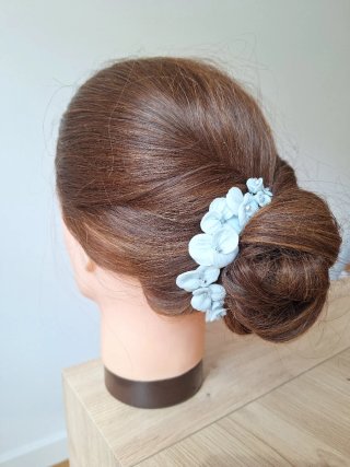 Tocado flores porcelana azul bebe y plateado.