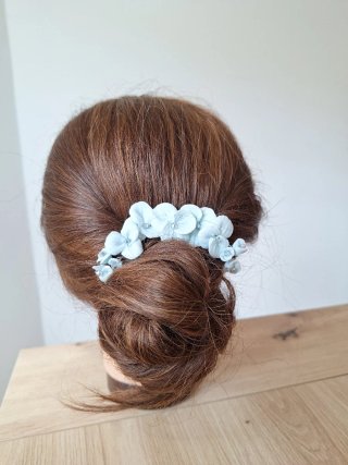 Tocado flores porcelana azul bebe y plateado.