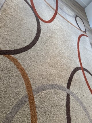 Alfombra beige y marrón con círculos
