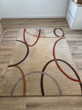 Alfombra beige y marrón con círculos