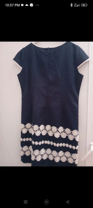 Vestido azul con encaje floral