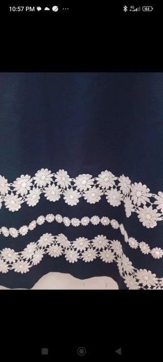 Vestido azul con encaje floral