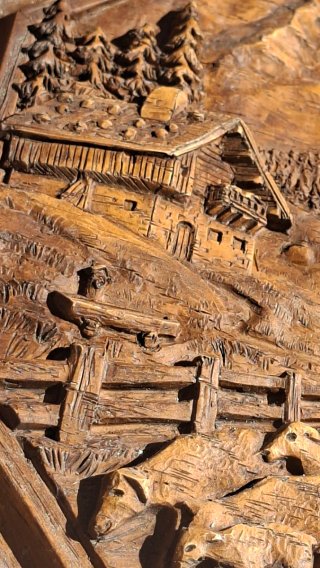 Piatto decorativo in legno intagliato