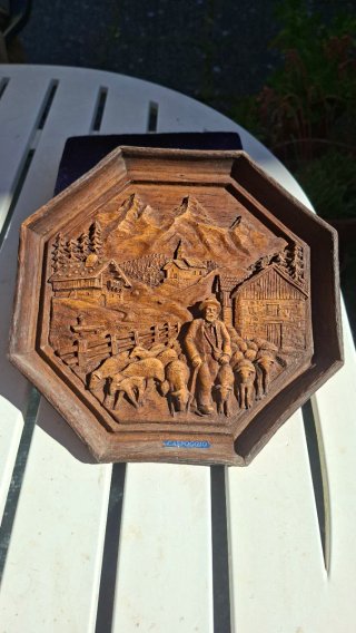 Piatto decorativo in legno intagliato