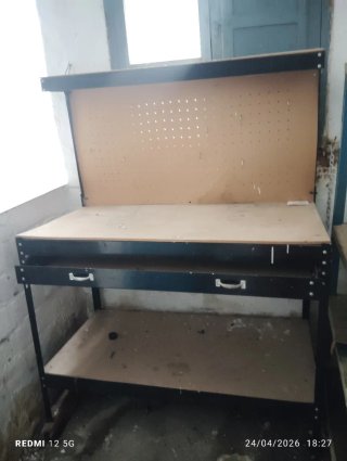 Banco de trabajo con tablero perforado
