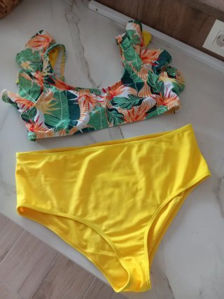 Bikini estampado tropical y braguita amarilla
