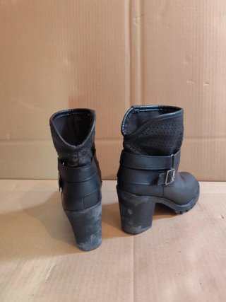 Botas pretas com furos e fivelas