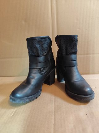 Botas pretas com furos e fivelas