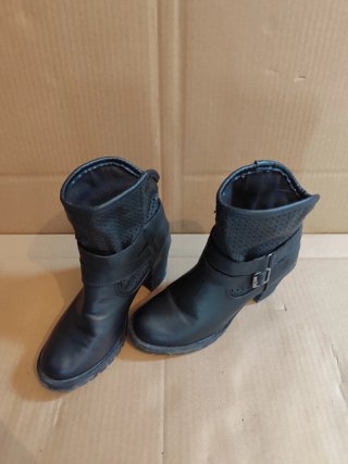 Botas pretas com furos e fivelas