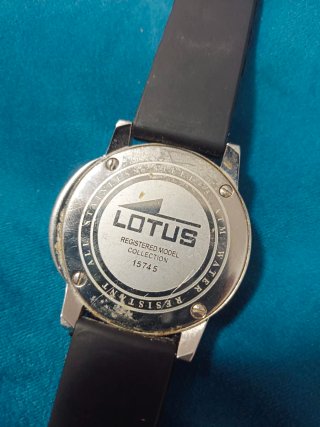 Reloj Lotus Negro con Detalles Plateados