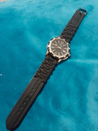 Reloj Lotus Negro con Detalles Plateados