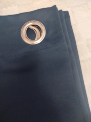 Cortina opaca azul con ojales