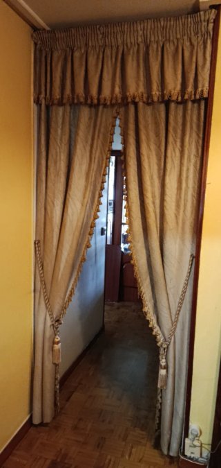 Cortinas de pasillo beige y doradas