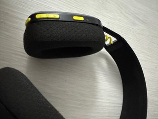 Cascos negros y amarillos
