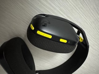 Cascos negros y amarillos