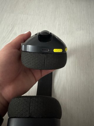 Cascos negros y amarillos