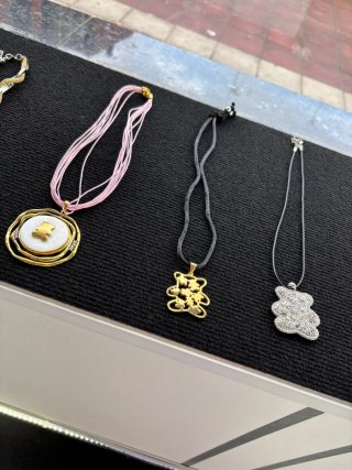 Collar bisutería negro y naranja