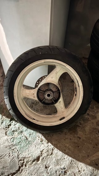 Llanta de moto con discos de freno