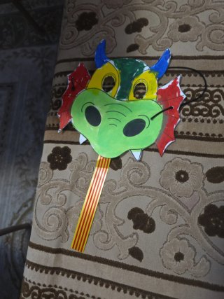 Máscara de dragón artesanal