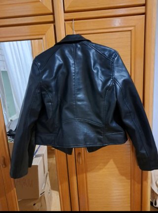 Chaqueta cuero negra efecto piel