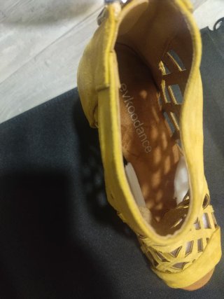 Zapatos de baile ,de tacón amarillos de rejilla