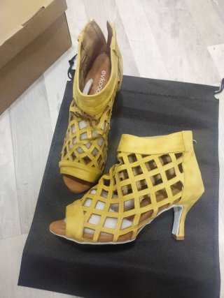 Zapatos de baile ,de tacón amarillos de rejilla