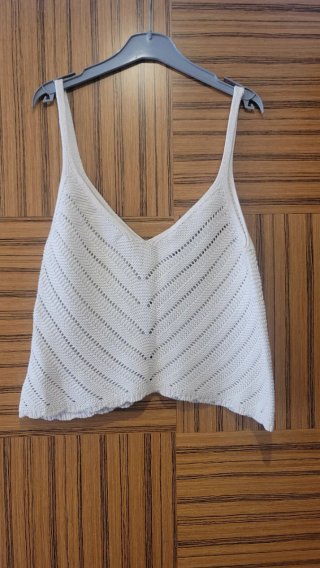 Top crop crochet tirantes Stradivarius crema