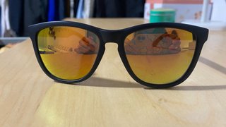 Gafas de sol negras con lentes naranjas