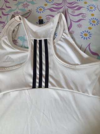 Camiseta deportiva Adidas blanca