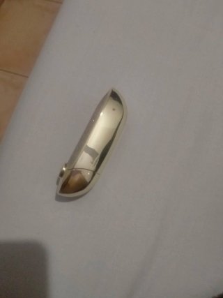 Labial rosa con detalles dorados