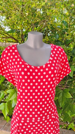 Vestido rojo con lunares blancos