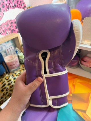Guantes morados y rodilleras azules de kickboxing