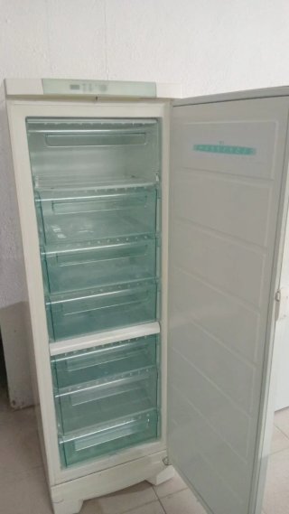 Congelador vertical blanco