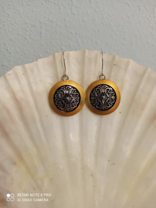 Pendientes dorados y plateados