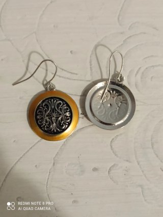 Pendientes dorados y plateados