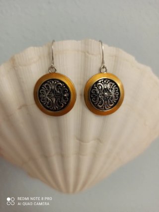 Pendientes dorados y plateados