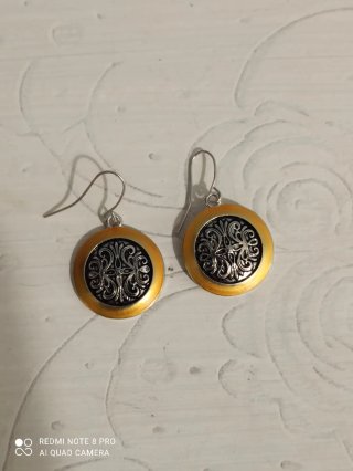 Pendientes dorados y plateados