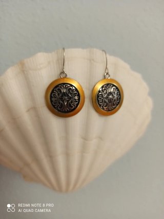Pendientes dorados y plateados