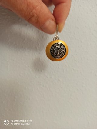 Pendientes dorados y plateados