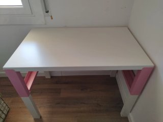 Escritorio infantil IKEA blanco y rosa