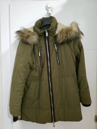 Abrigo verde con capucha y pelo