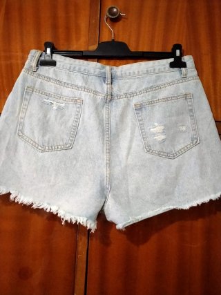 Conjunto camiseta rosa y shorts vaqueros rotos