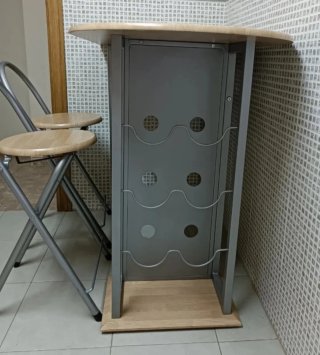 Mesa alta cocina con 2 taburetes.Urge por mudanza