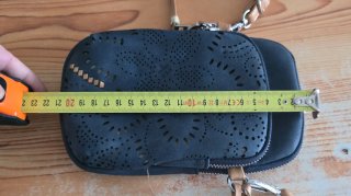 Bolso bandolera azul con detalles dorados