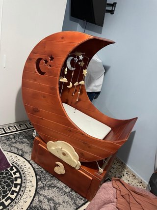 Cuna de madera con diseño de luna
