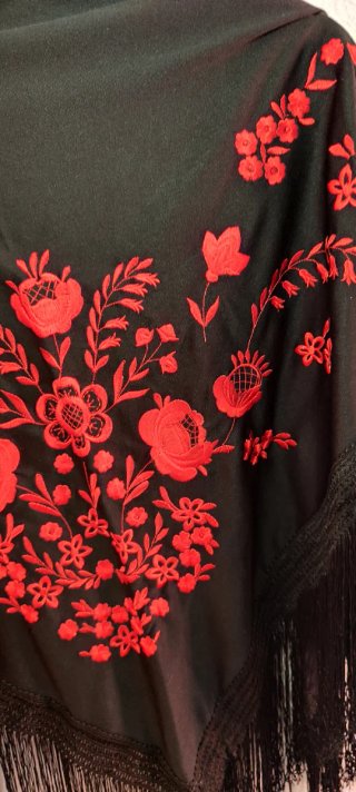 Manton Flamenca Negro Bordado Rojo